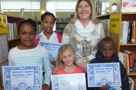 Voor vlnr is Faith Adams, Nicole Schutte en Lukhanyo Mtiki met hulle sertifikate en pakkies en agter vlnr is Carry-Ann Visagie en Sharman Geldenhuys 